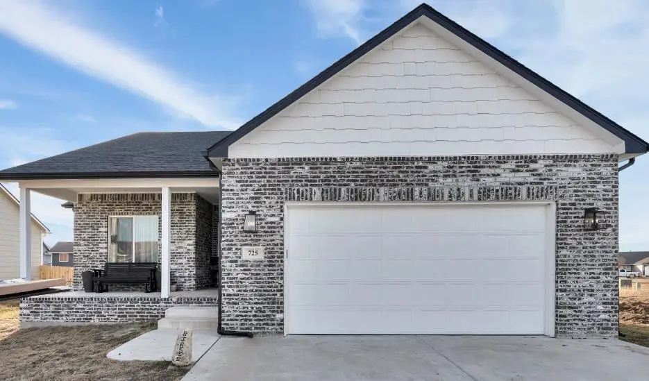 725 N Wakefield Ave, Valley Center, KS 67147 - #1