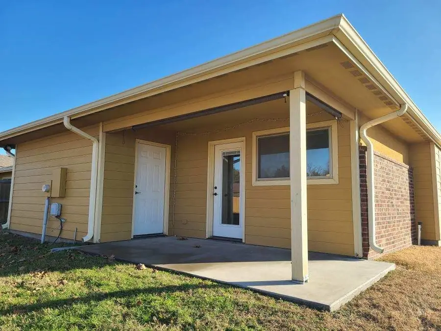 2228 Cottonwood Ct, Winfield, KS 67156 - Image #2