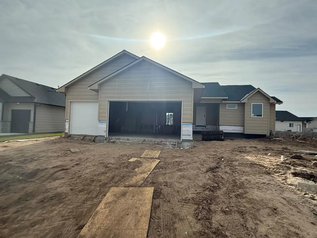 137 E Poplar Cir, Goddard, KS 67052 - Image #1