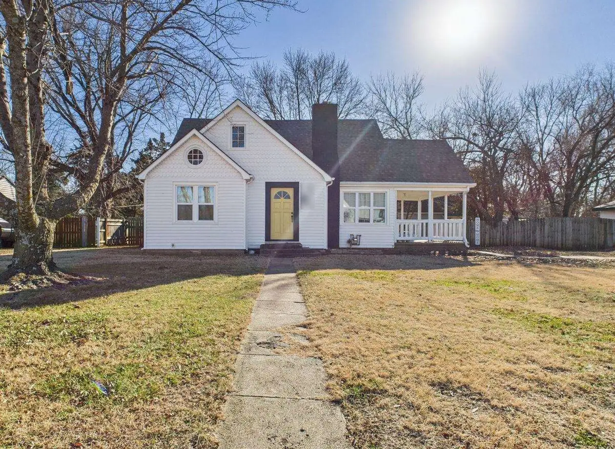 215 E Kelly Ave, Augusta, KS 67010 - Image #1