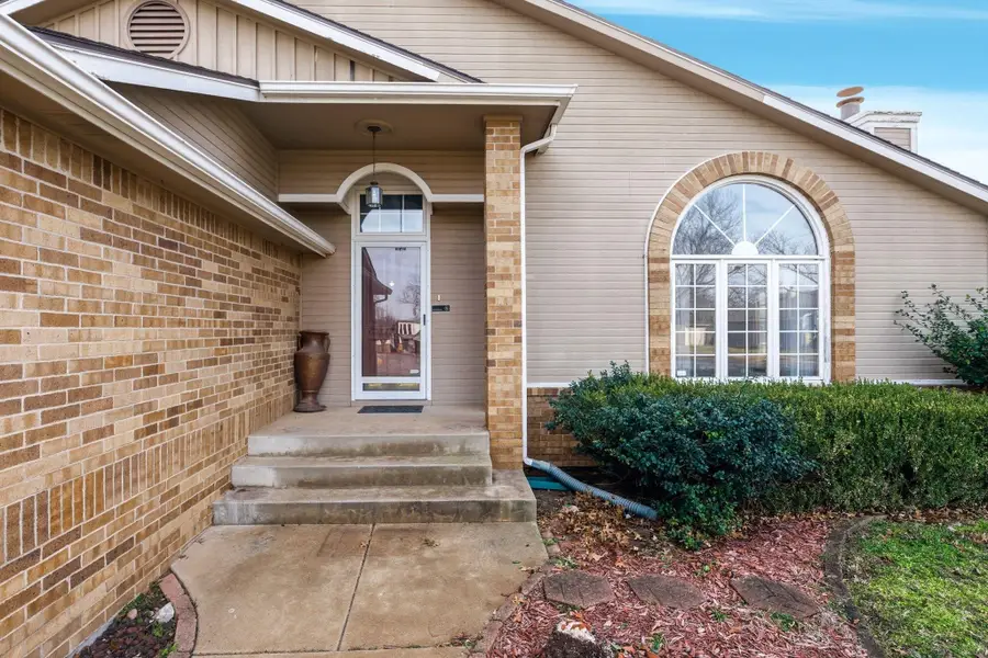 8905 E Parkmont Dr, Wichita, KS 67207 - Image #3