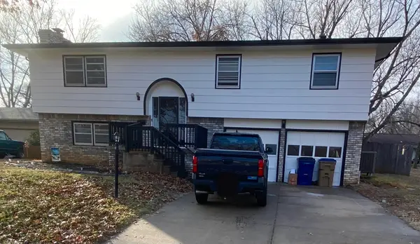 609 N Willow Dr, Derby, KS 67037