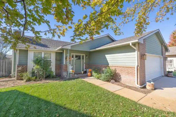 923 Clover Ln, Valley Center, KS 67147