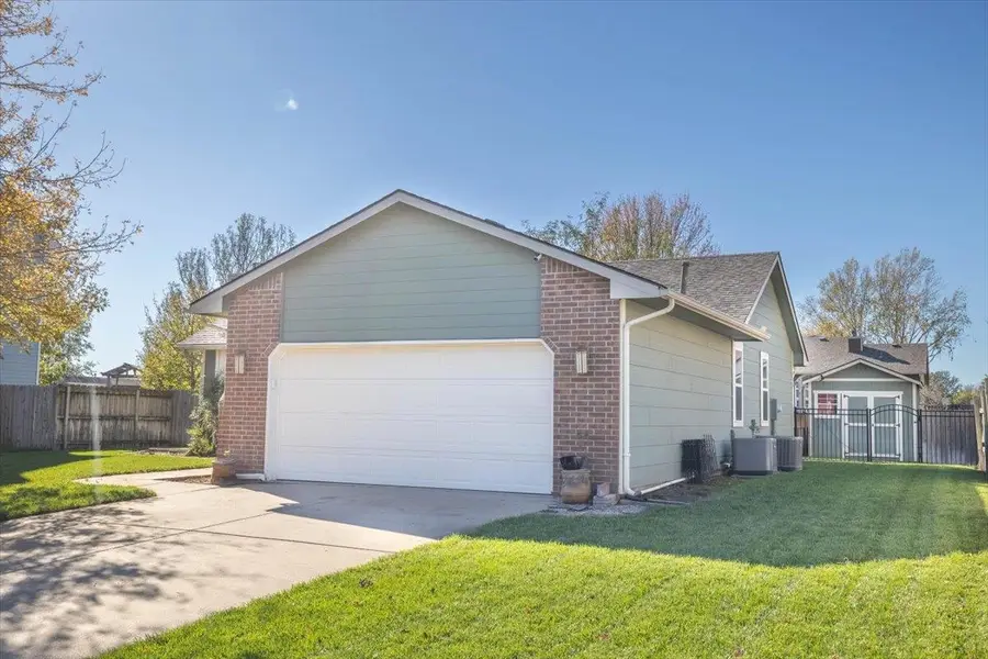 923 Clover Ln, Valley Center, KS 67147 - Image #2