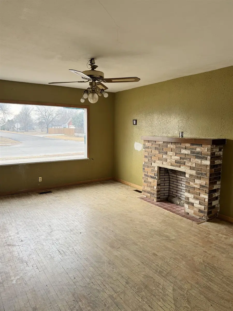 813 W 2nd St, Liberal, KS 67901 - Image #2