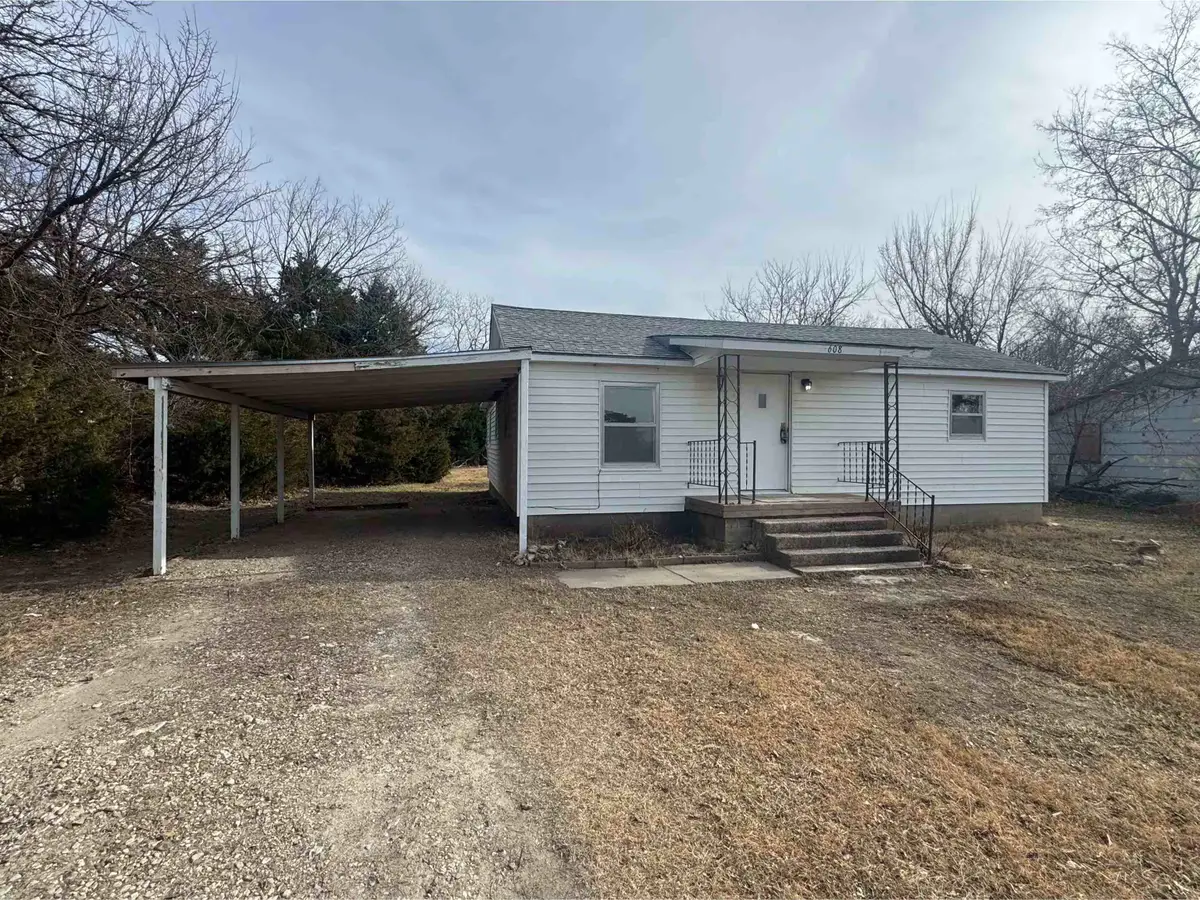 608 N Michigan St, Winfield, KS 67156 - Image #1