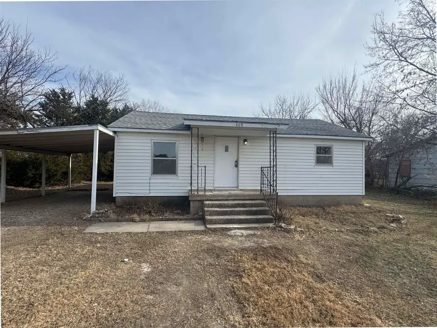 608 N Michigan St, Winfield, KS 67156 - Image #2