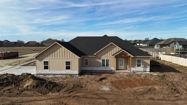 2210 Huntwood Dr, Salina, KS 67401