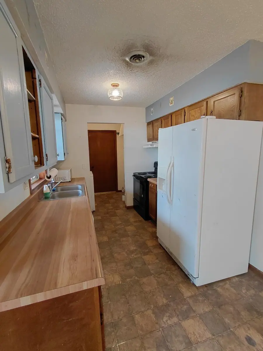 17 N Holiday Ln, Iola, KS 66749 - Image #3