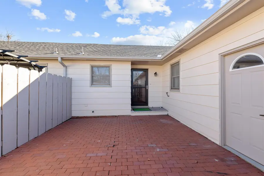 1364 Parkwood Dr, Salina, KS 67401 - Image #2