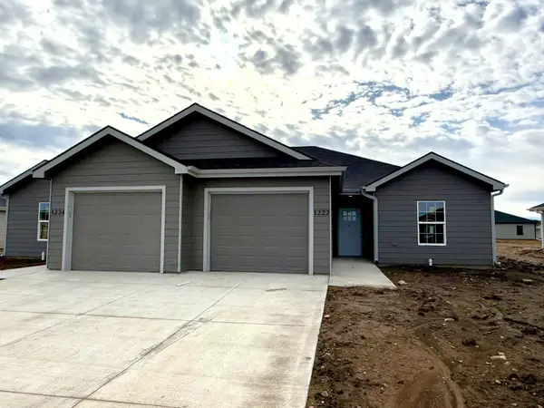 1222 Fountain Dr, Salina, KS 67401