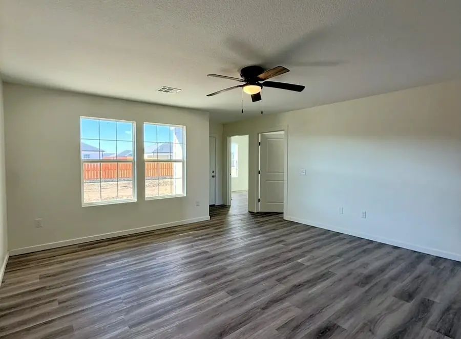 1224 Fountain Dr, Salina, KS 67401 - #3