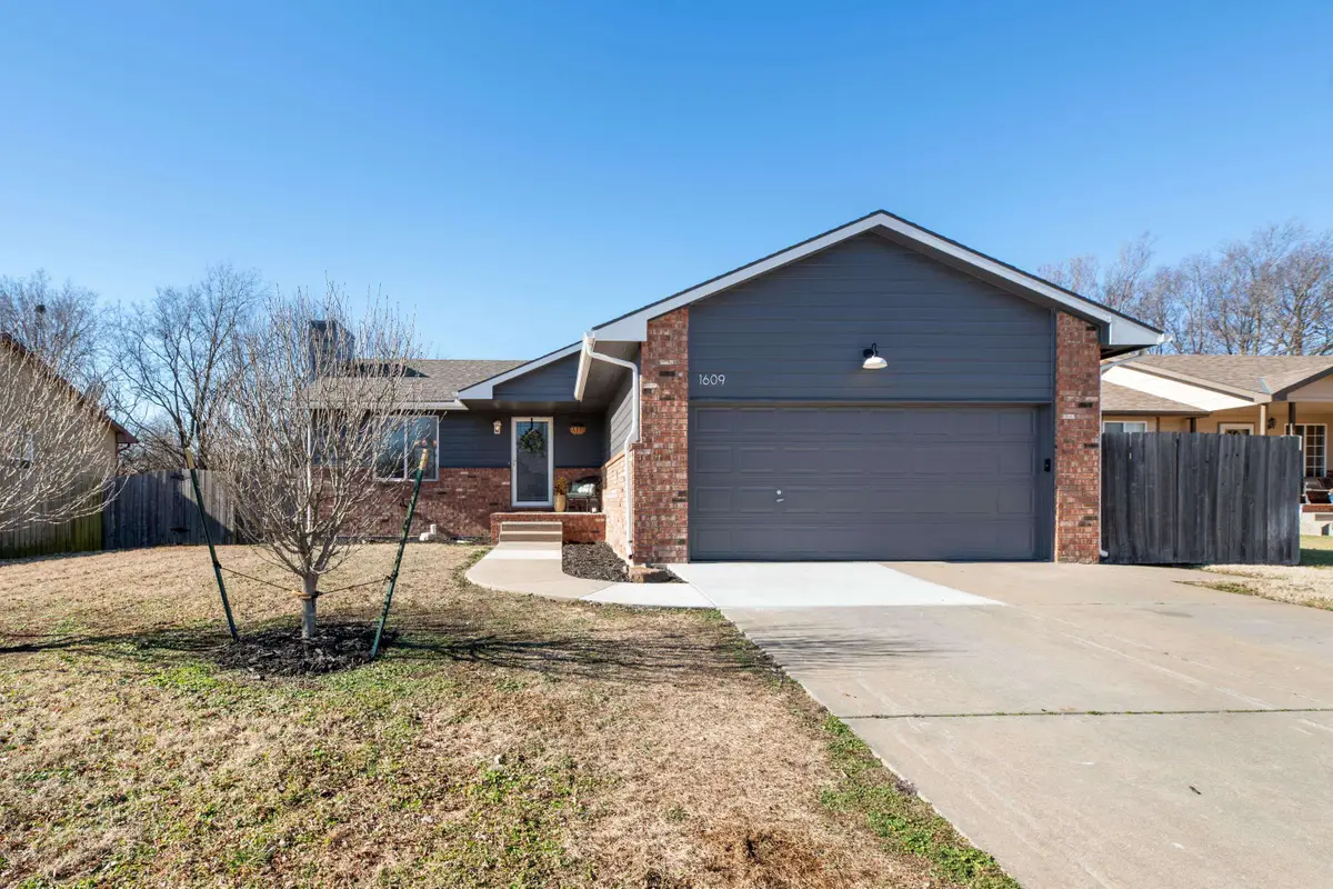 1609 N Prairie Run Cir, Mulvane, KS 67110 - Image #1