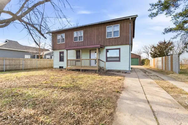 131 S Prospect Ave, Clearwater, KS 67026-2601