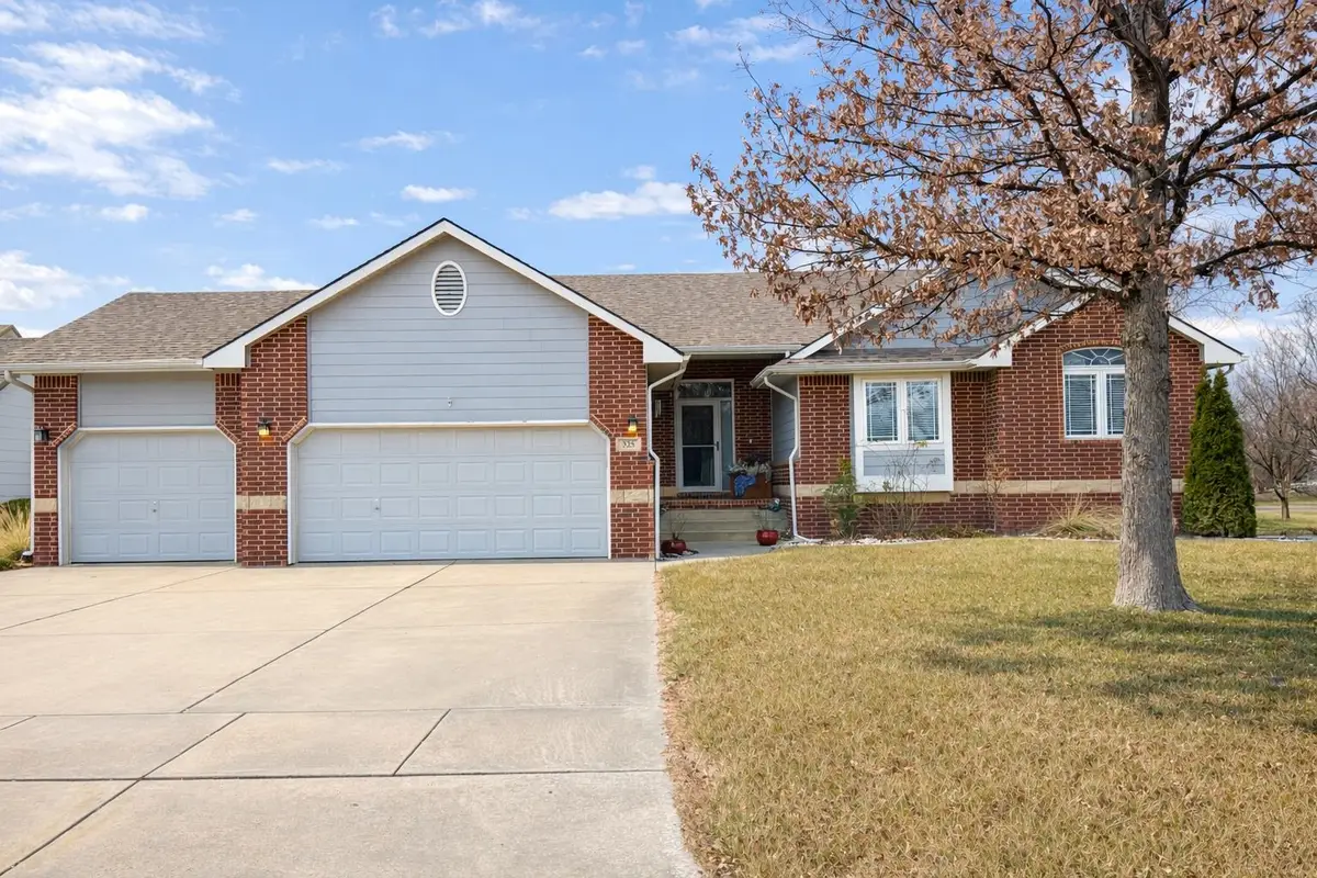 325 S Chippers Ct, Andover, KS 67002 - Image #1