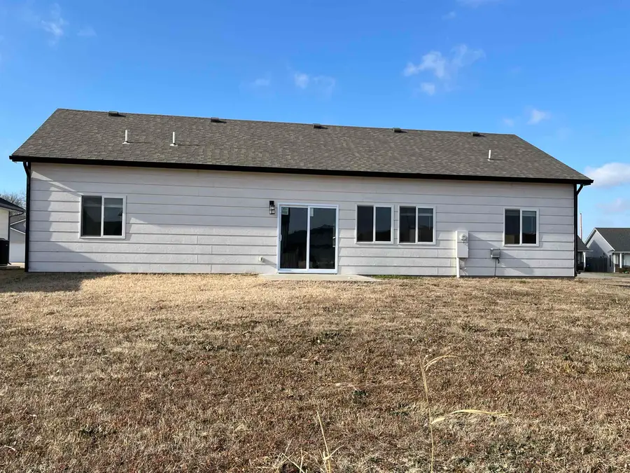 724 N Redbud Ave, Valley Center, KS 67147 - Image #2