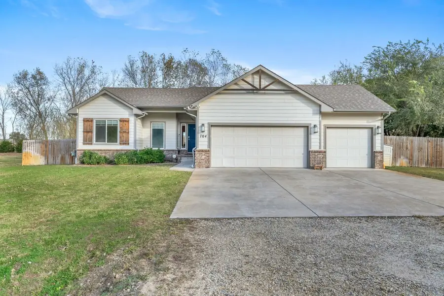 704 E Gordon Bennett Dr, Haysville, KS 67060 - Image #2