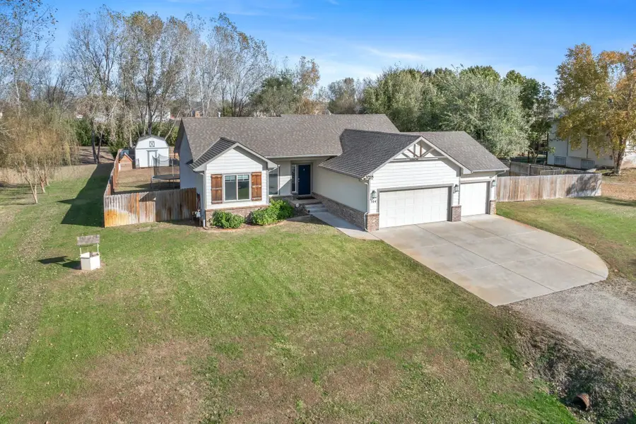 704 E Gordon Bennett Dr, Haysville, KS 67060 - Image #3