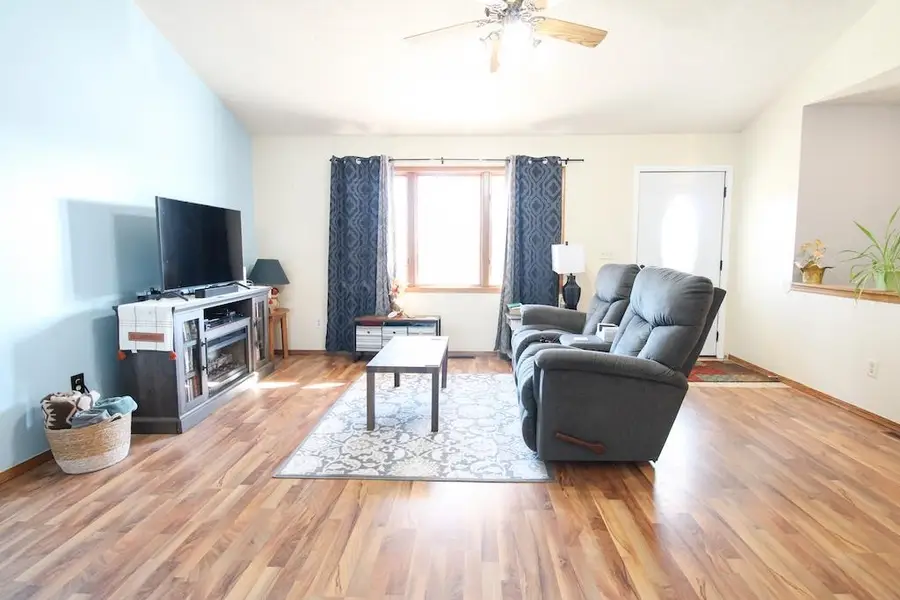 1060 Courtney Dr, Salina, KS 67401 - Image #3