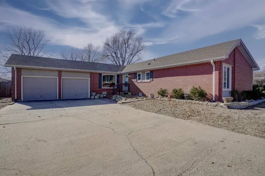 1029 Highland Dr, Arkansas City, KS 67005 - Image #2