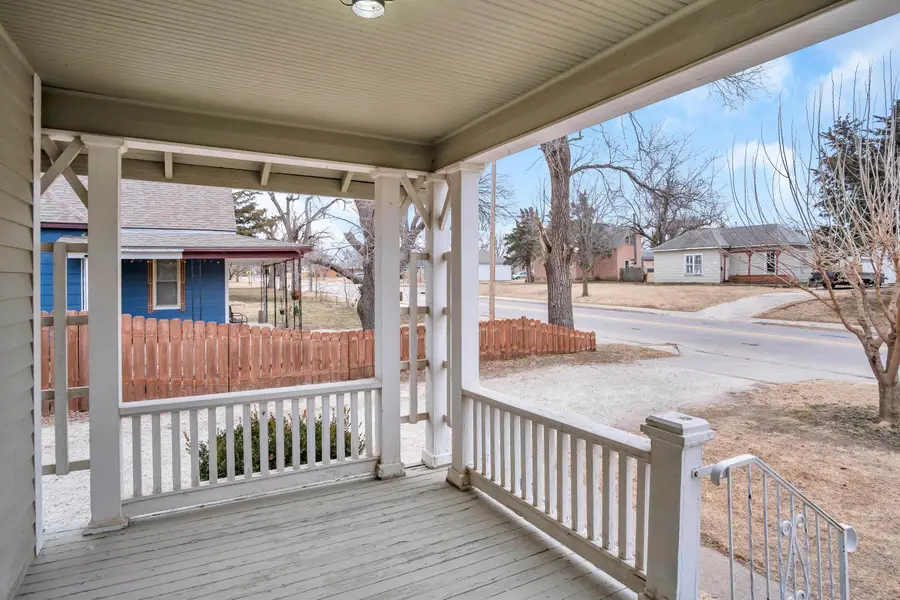 712 E 1st St, Newton, KS 67114 - Image #2