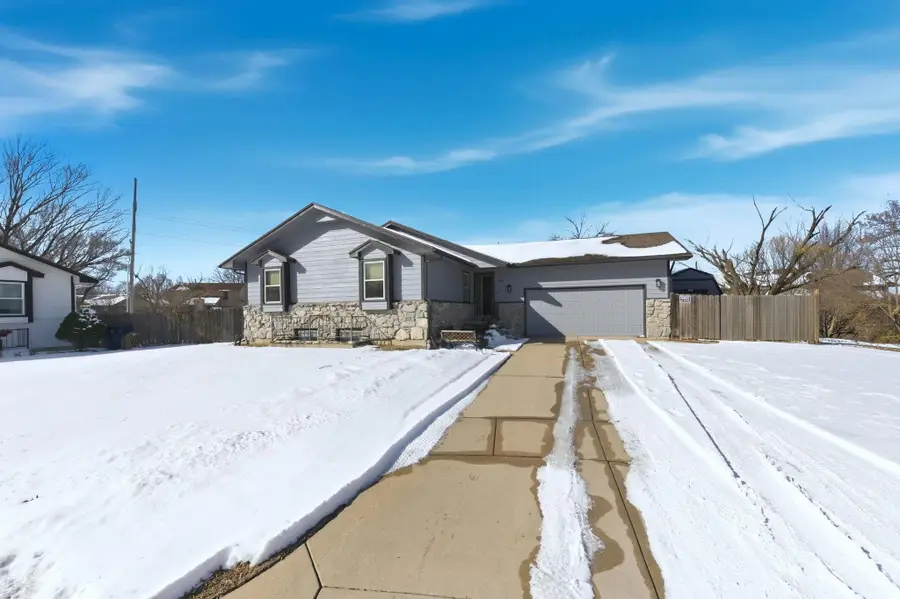 10407 E Countryside Cir, Wichita, KS 67207 - Image #2