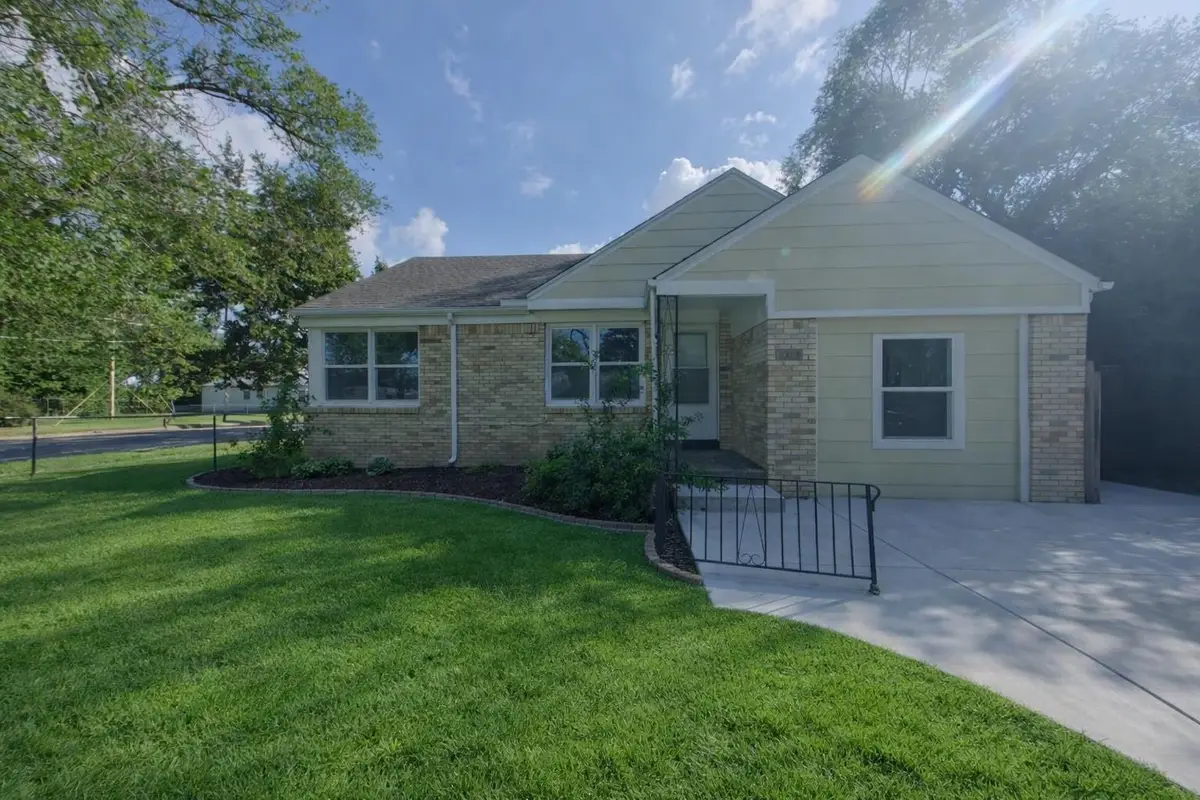 2323 E Stadium Dr, Wichita, KS 67214 - Image #1