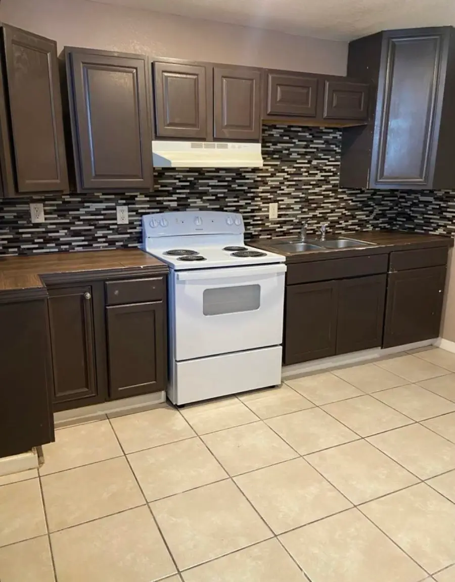 3933 E Ross Pkwy, Wichita, KS 67210 - #3