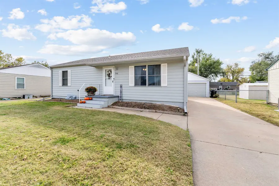916 E Ellsworth Ave, Salina, KS 67401 - #2