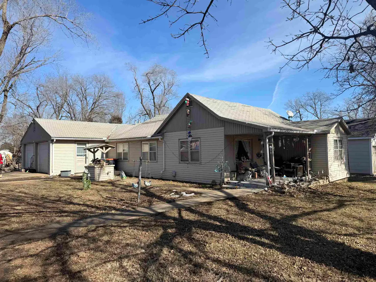 1208 W 6th Ave, El Dorado, KS 67042 - #1