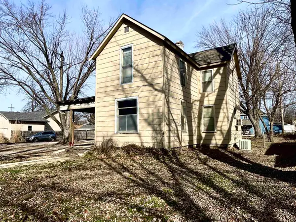 702 E 12th Ave, Winfield, KS 67156
