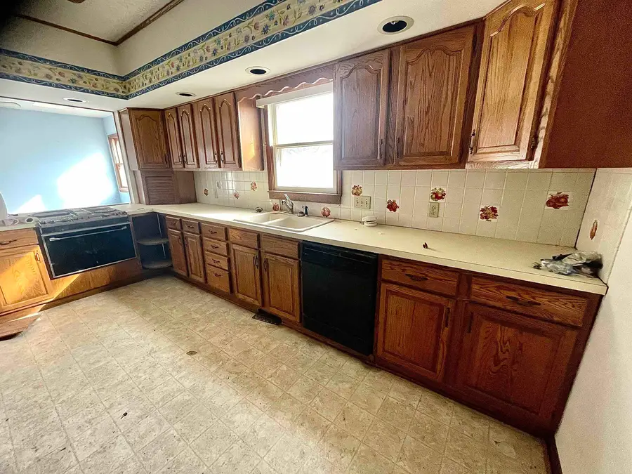 702 E 12th Ave, Winfield, KS 67156 - #2