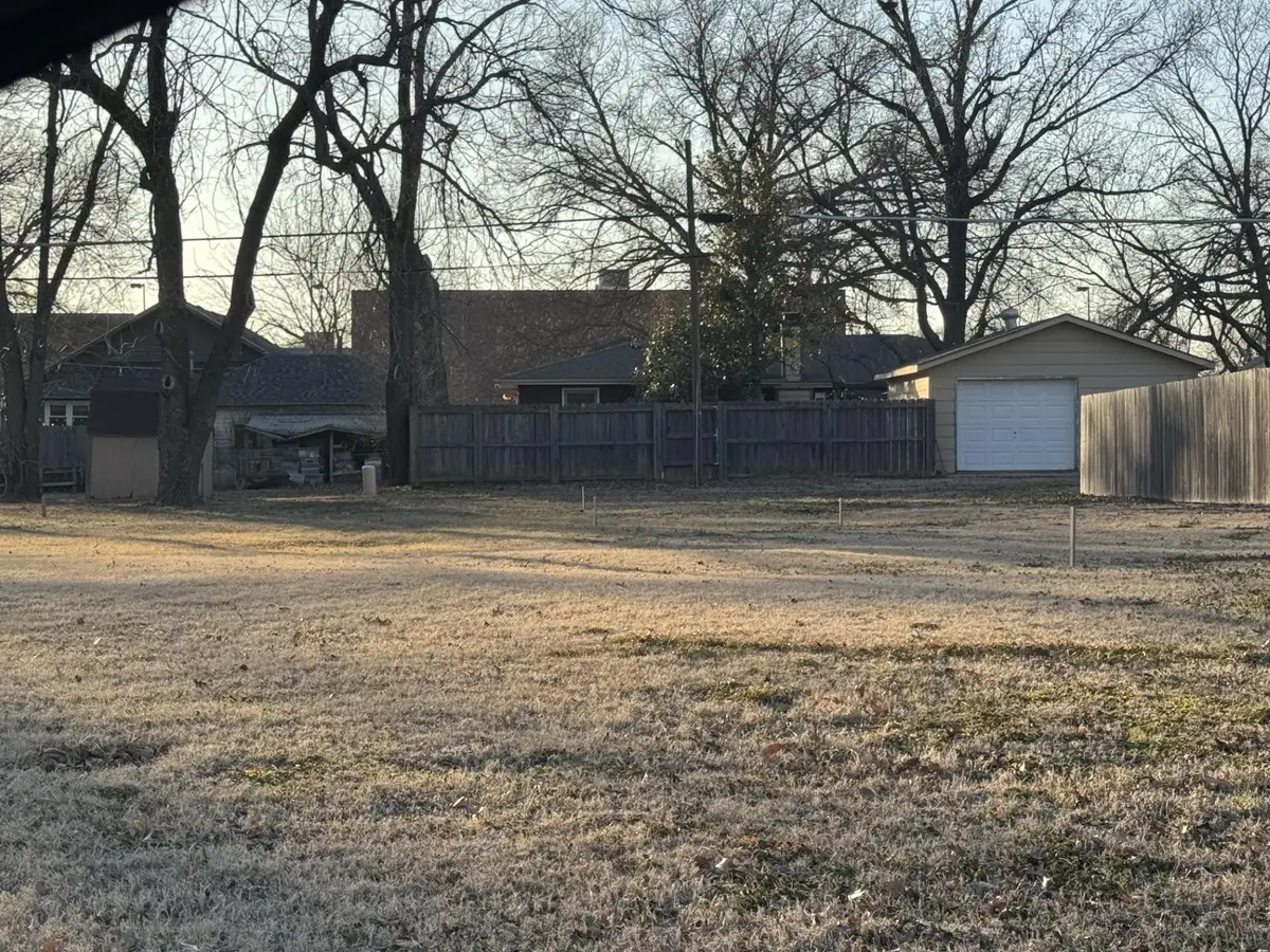 923 N Lincoln St, Belle Plaine, KS 67013 - #1