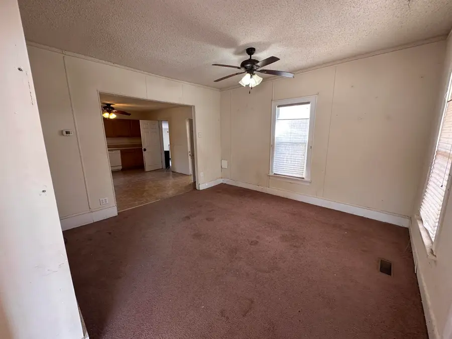 622 SE 3rd St, Newton, KS 67114 - #2