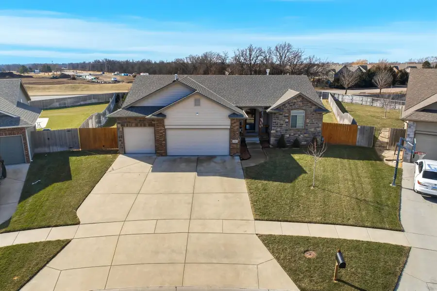 1130 N Lake Ridge Ct, Derby, KS 67037 - #2