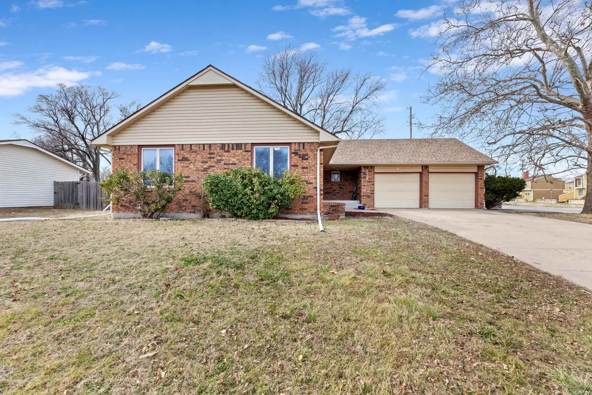 2125 N Ridgewood St, Wichita, KS 67208 - #1