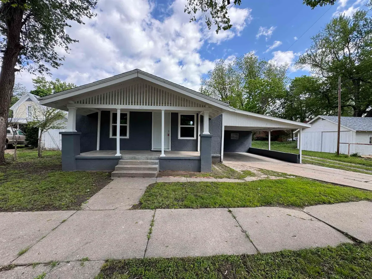 210 E Quincy Ave, Arkansas City, KS 67005 - #1