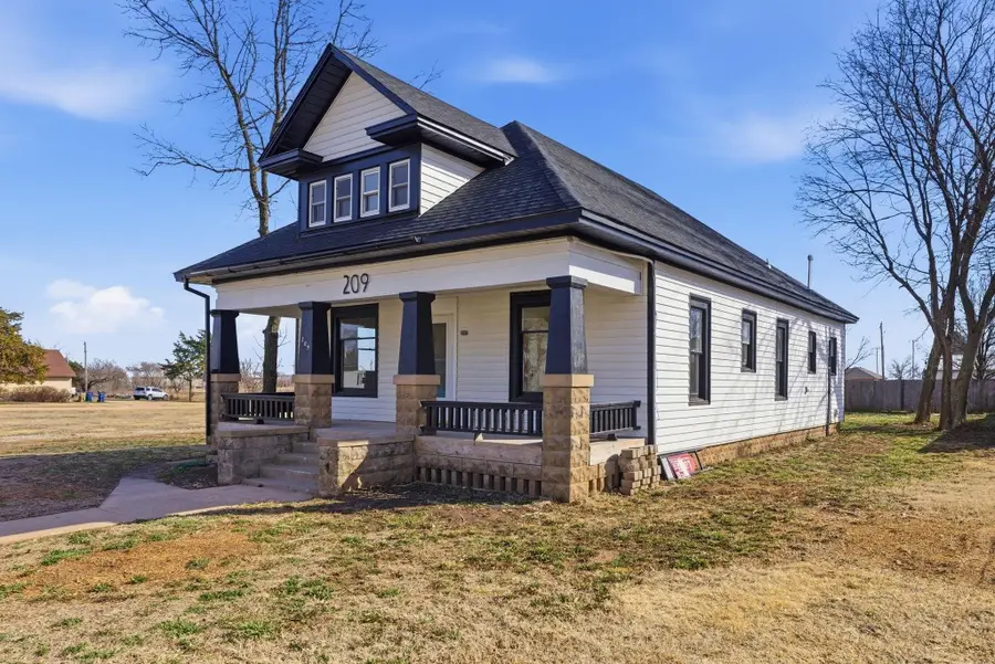 209 W Kansas Ave, Conway Springs, KS 67031 - #2