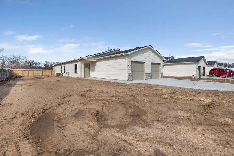 2447 W Macarthur Ct, Wichita, KS 67217 - #2