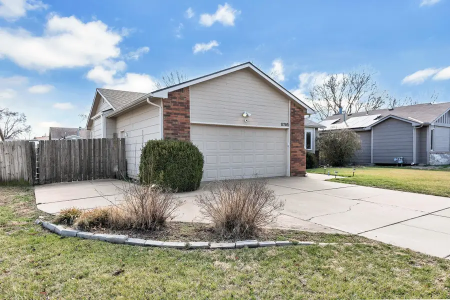 11703 W Kenny Ln, Wichita, KS 67212 - #2