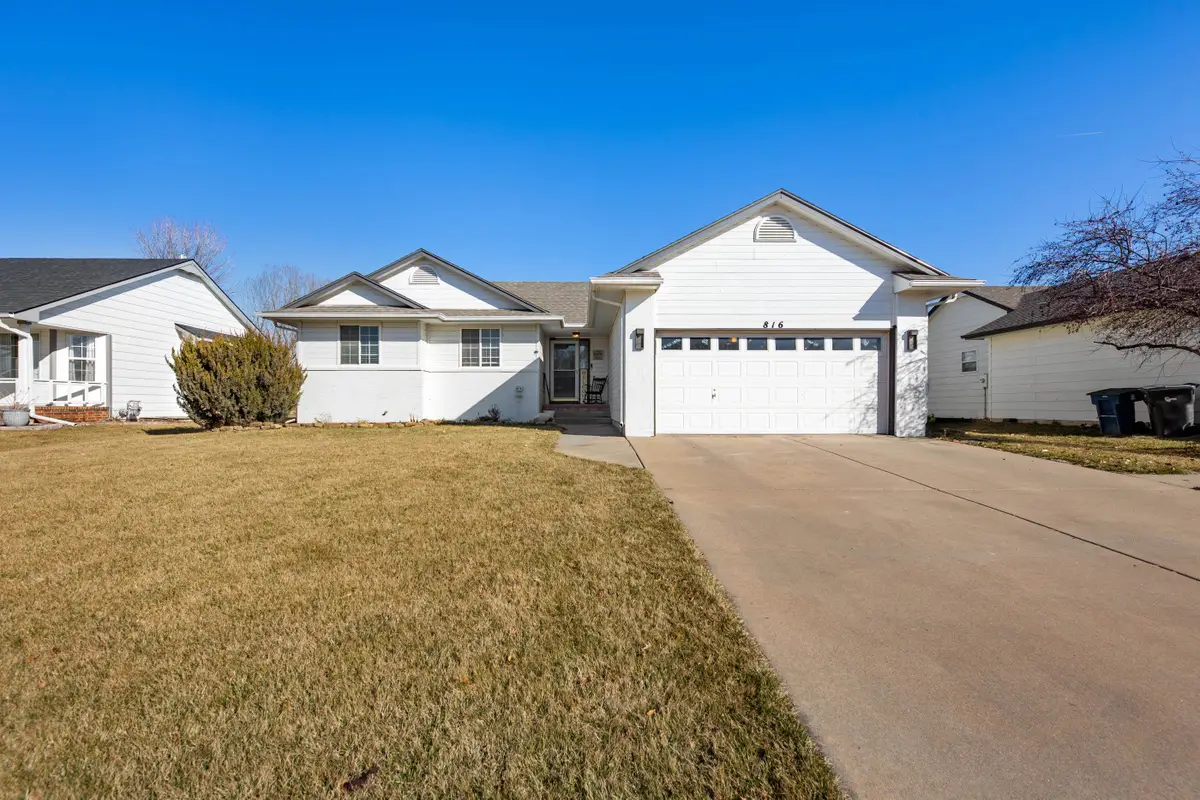 816 Country Ln, Newton, KS 67114 - #1