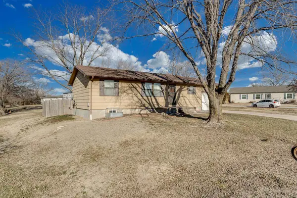 103 E Eric Dr, Walton, KS 67151-8827