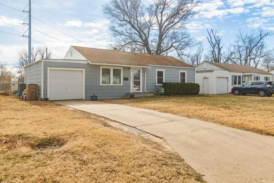3 Swarens St, Hutchinson, KS 67502 - #2