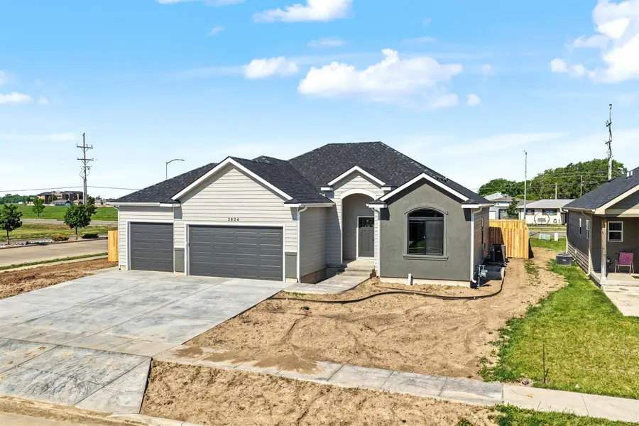 2824 Crystal Lake Dr, Salina, KS 67401 - #3