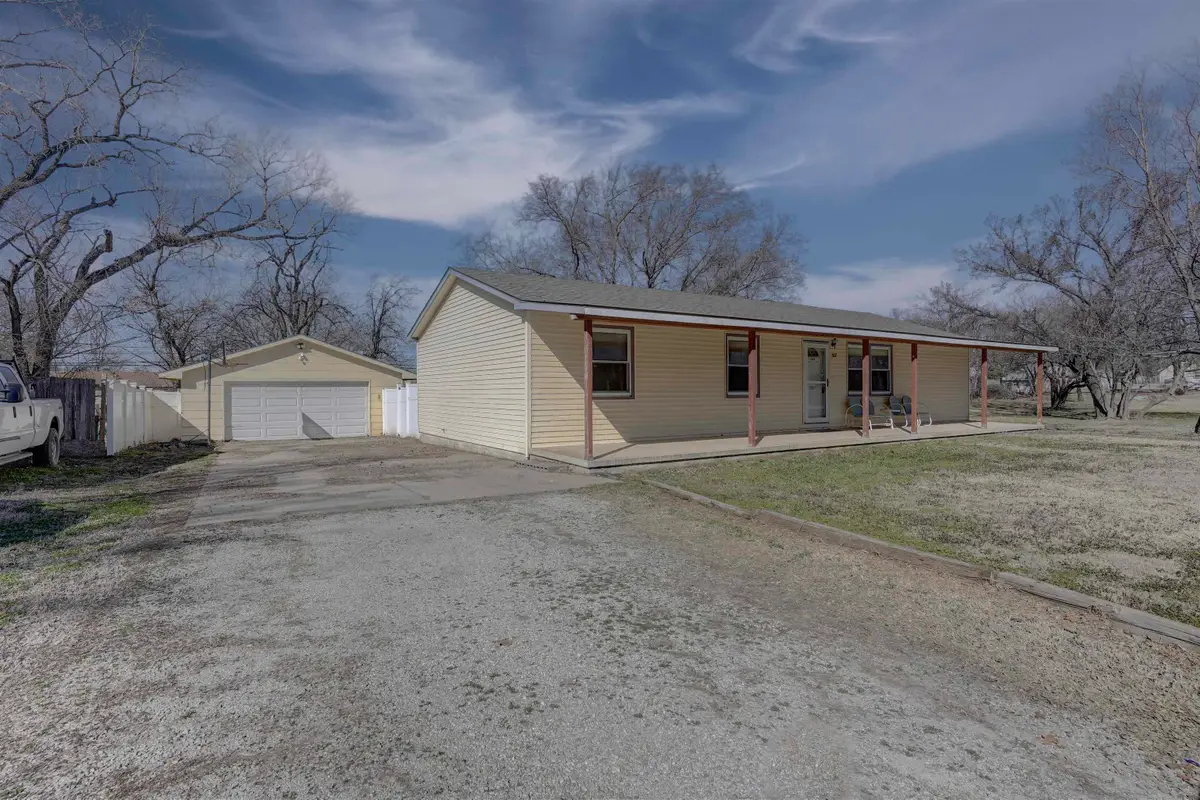 507 N College St, Winfield, KS 67156 - #1