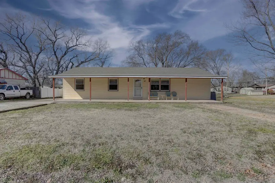 507 N College St, Winfield, KS 67156 - #3