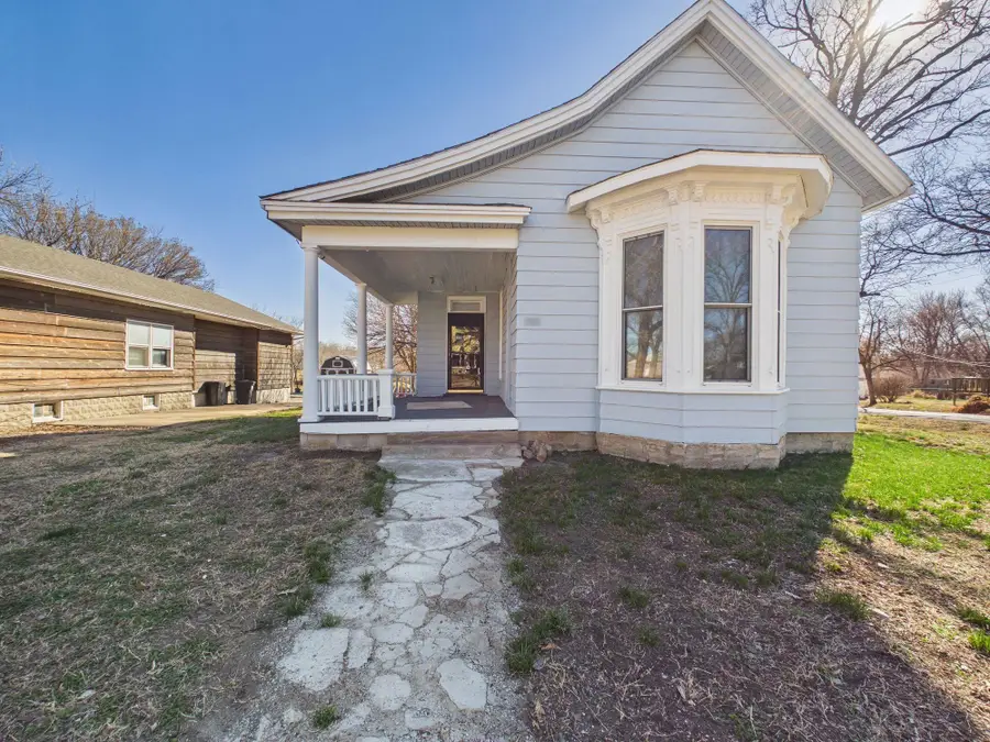 722 W Harvey Ave, Wellington, KS 67152 - #2