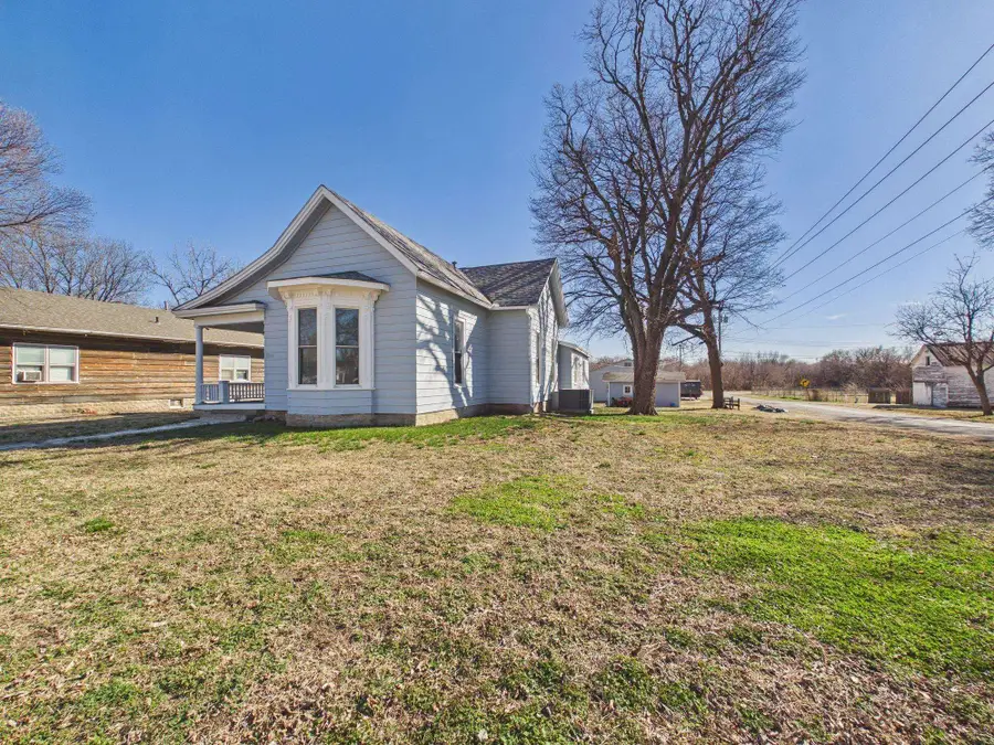 722 W Harvey Ave, Wellington, KS 67152 - #3
