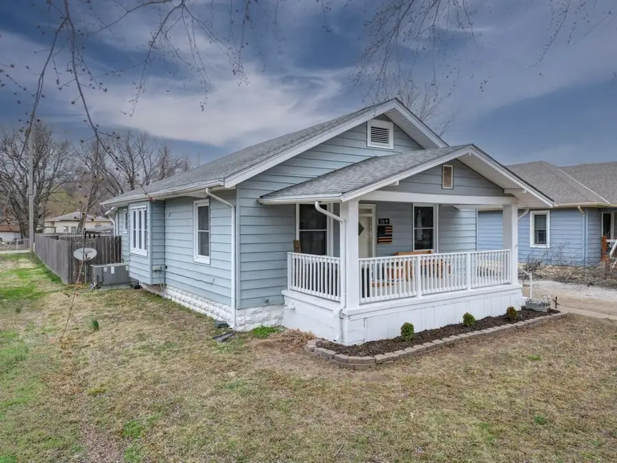 516 E 15th Ave, Winfield, KS 67156 - #2