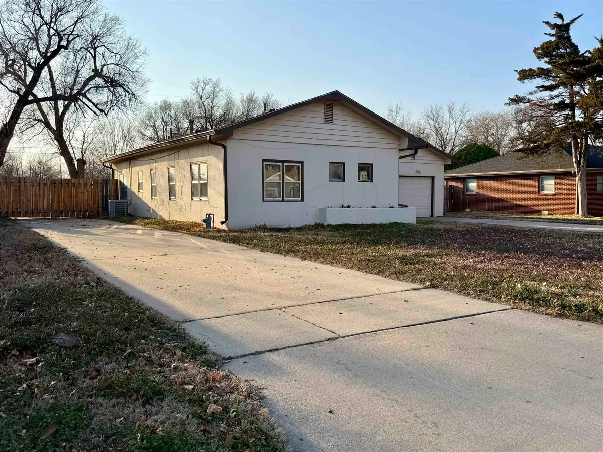337 S Arapaho St, Wichita, KS 67209 - #1